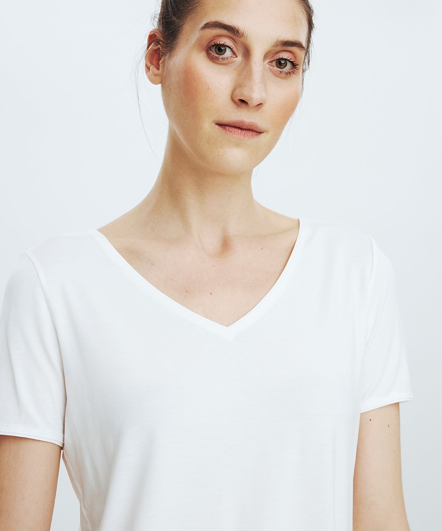 White Classic V-Neck Slim No. 126