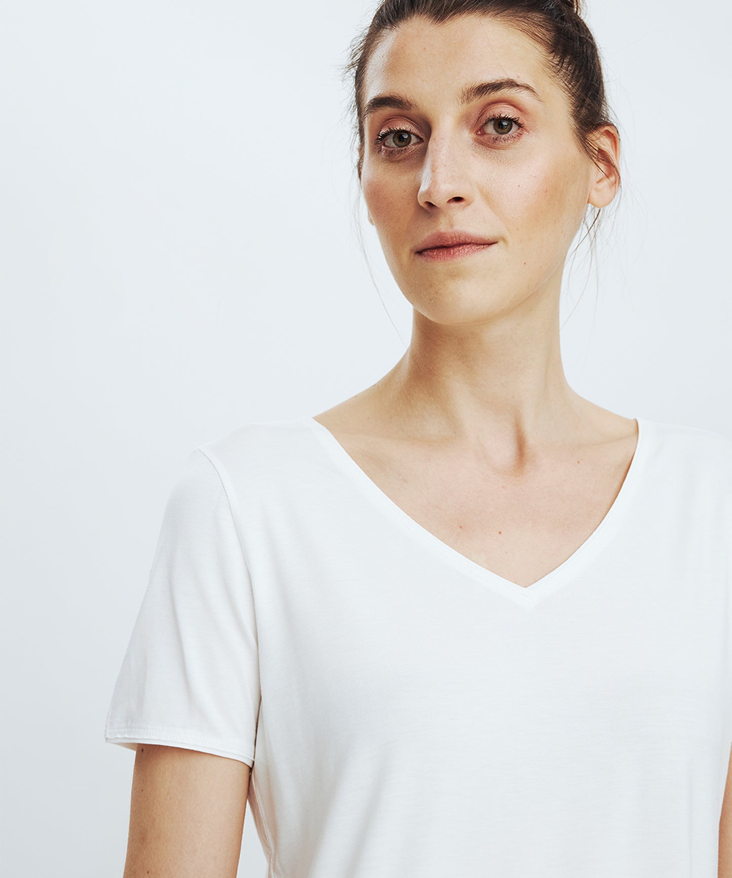 White Classic V-Neck Slim No. 126