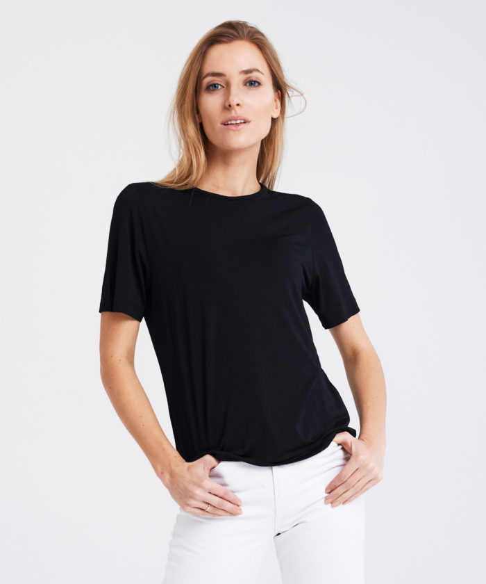 Black t-shirt woman